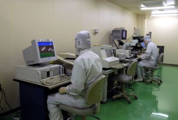 Clean room for semiconductor testing and inspection
Clean room.