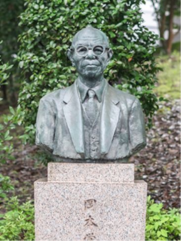 創業者 岡本覚三郎像